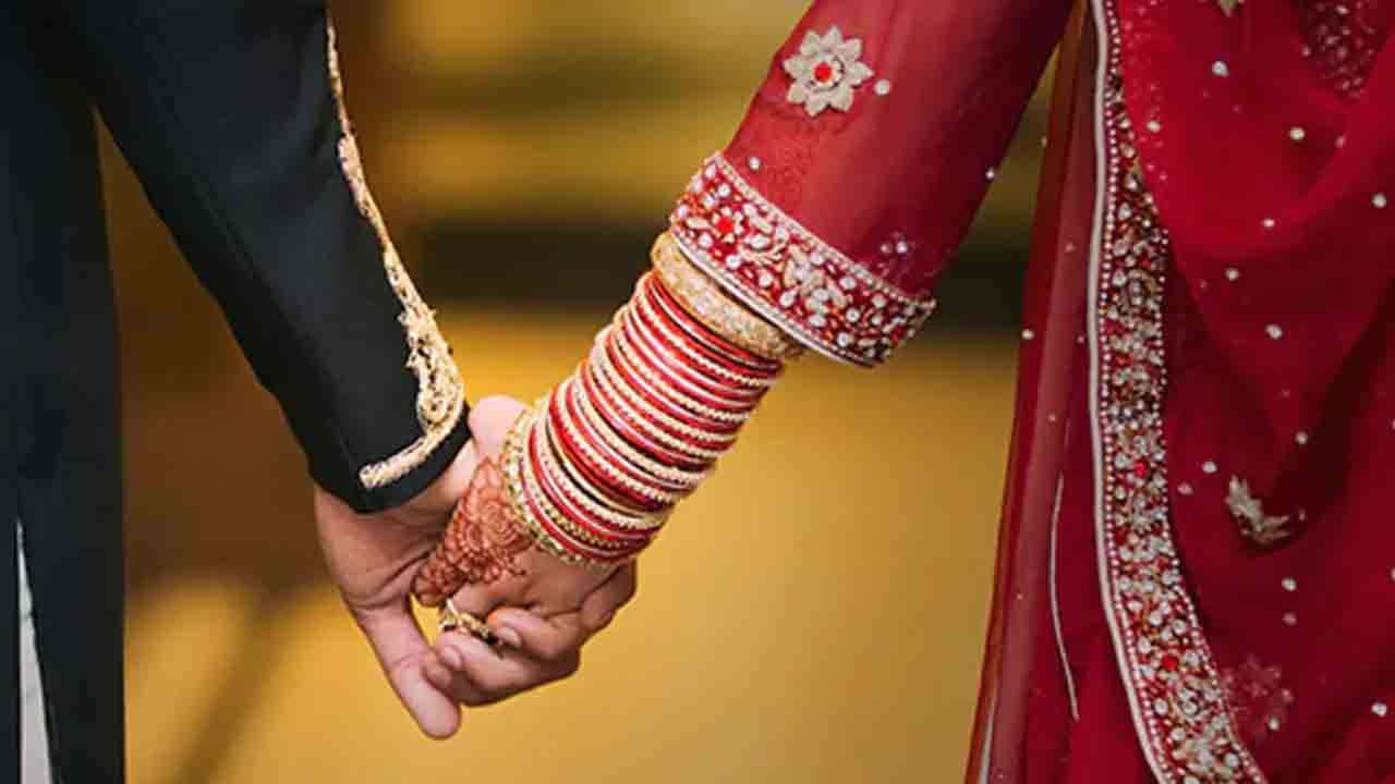 வீடியோ காலில் திருமணம் செய்து கொண்ட ஜோடி!