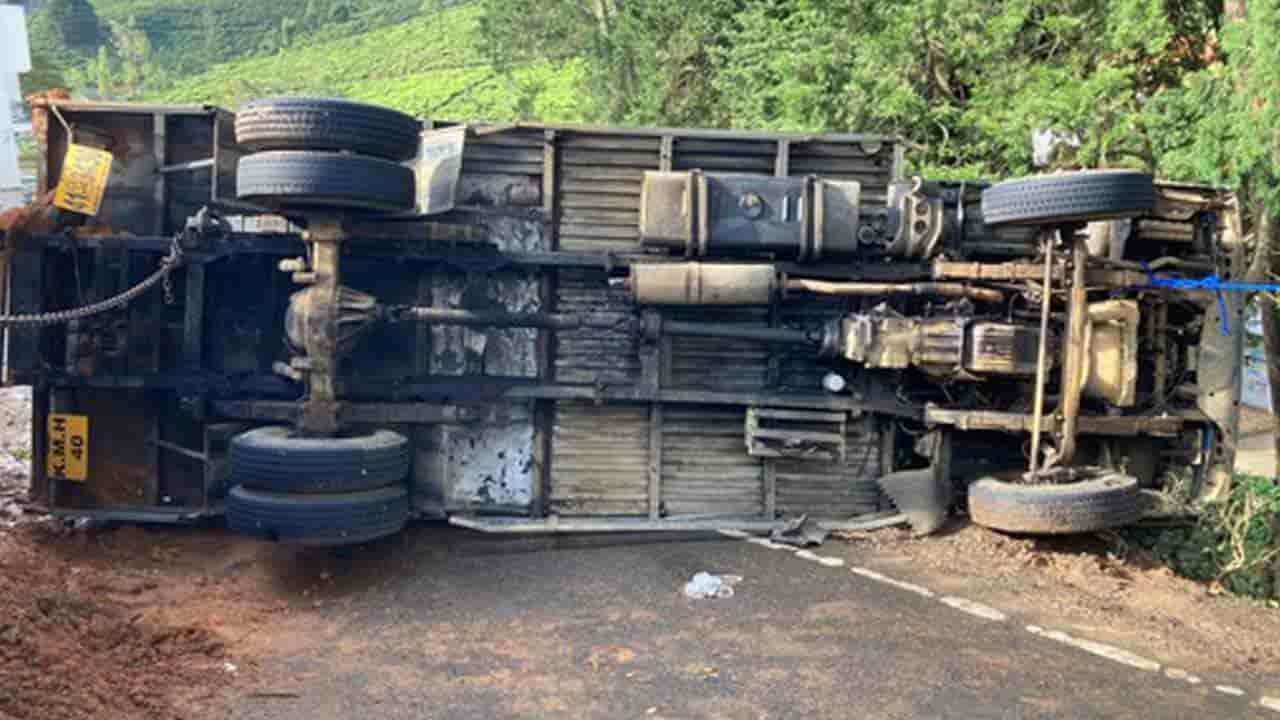 நுவரெலியாவில் கொழுந்துகளை ஏற்றிச் சென்ற லொறி விபத்து