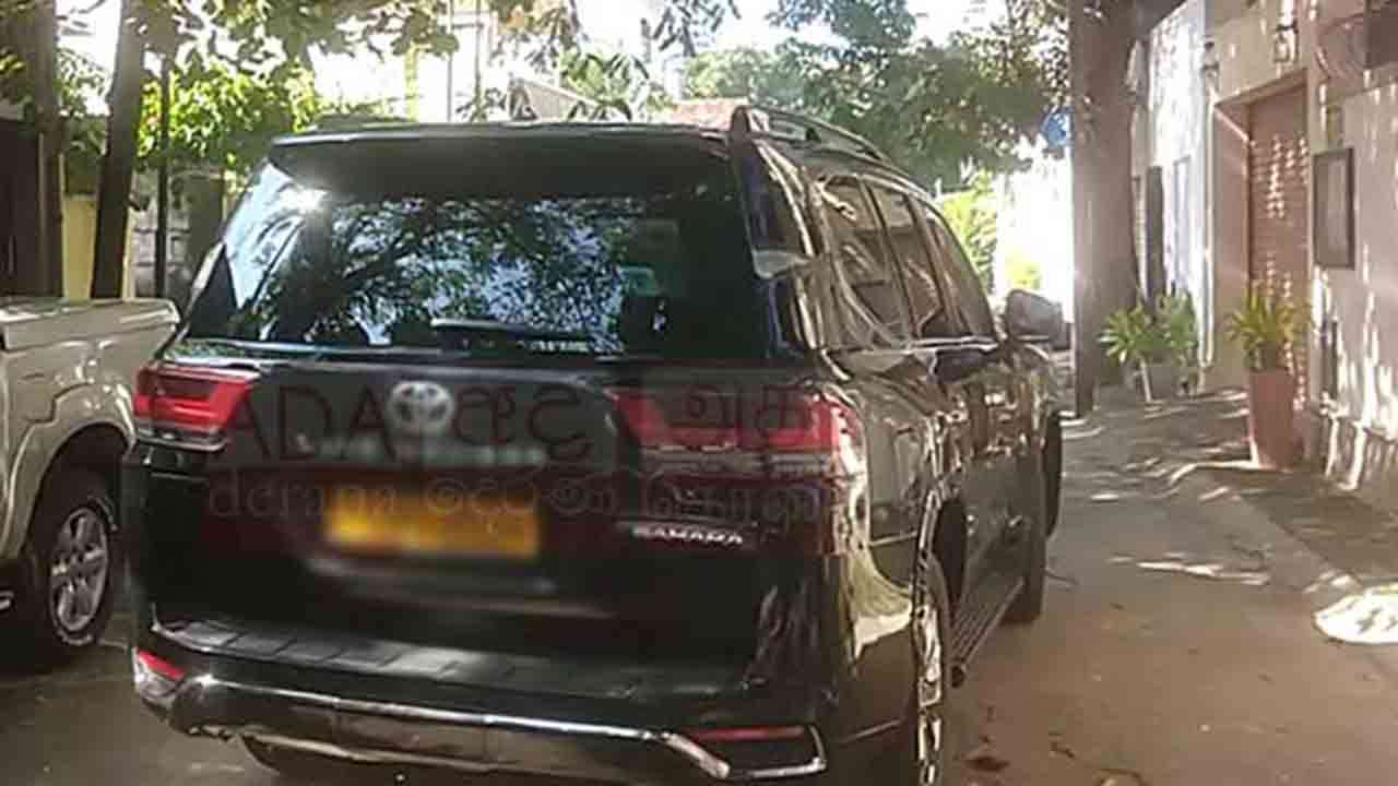 சொகுசு வாகனத்தை ஒப்படைத்த சுஜீவ!