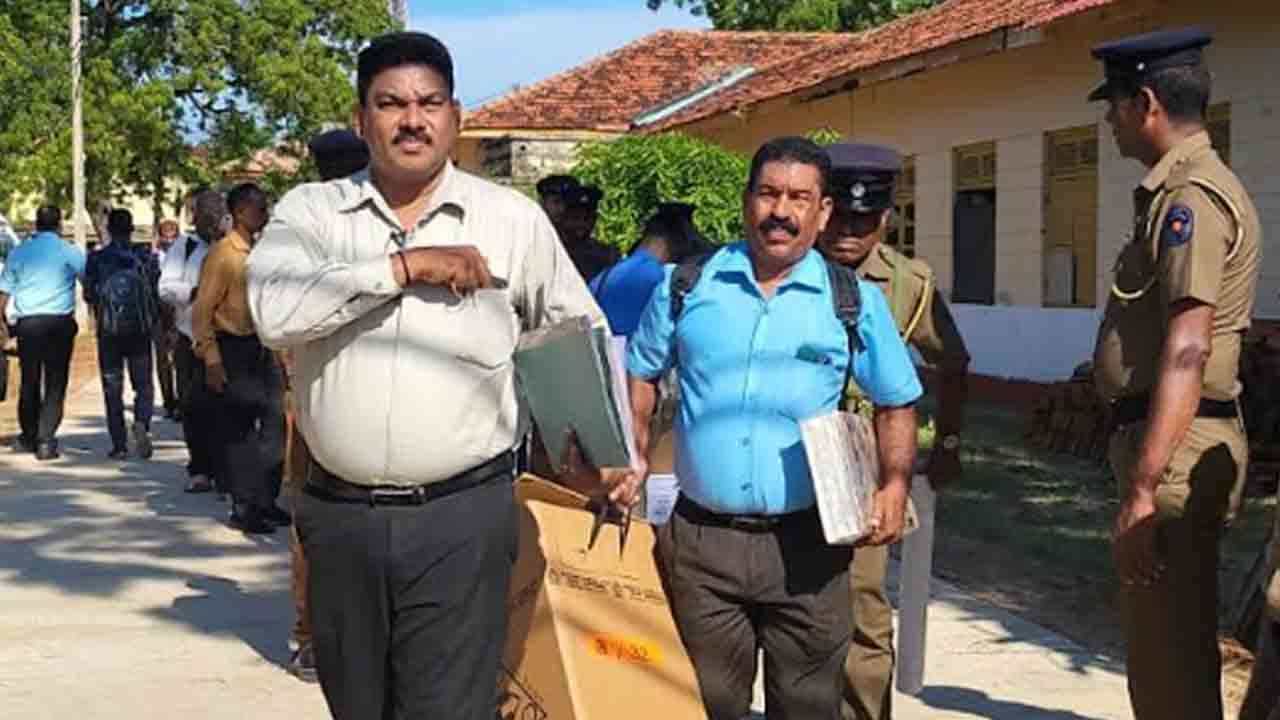 மட்டக்களப்பில் பாதுகாப்புடன் எடுத்துச் செல்லப்பட்ட வாக்குப் பெட்டிகள் 