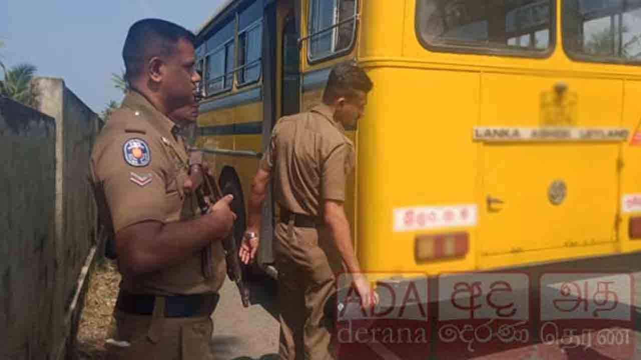 வாக்குப்பெட்டிகளை ஏற்றிச் சென்ற பேருந்து விபத்து