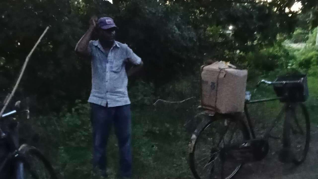 மனித கழிவுகளை குளப்பகுதியில் வீச வந்த நபரால் பதற்றம்!