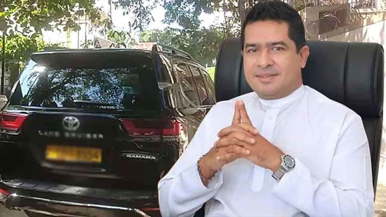 சுஜீவ சேனசிங்கவின் V8 கார் - இரசாயன பகுப்பாய்வாளருக்கு நினைவூட்டல்