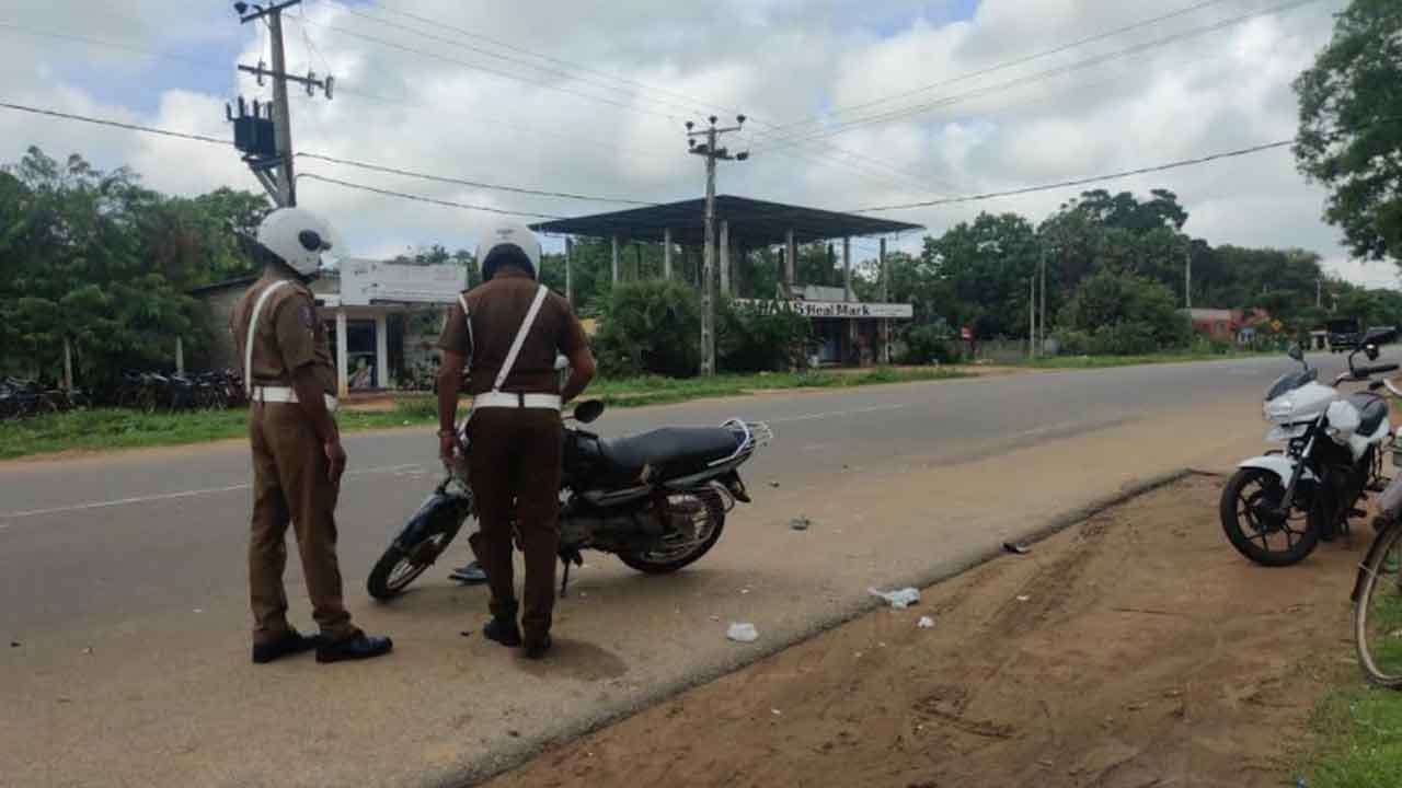 இரண்டு மோட்டார் சைக்கிள்கள் நேருக்கு நேர் மோதி விபத்து