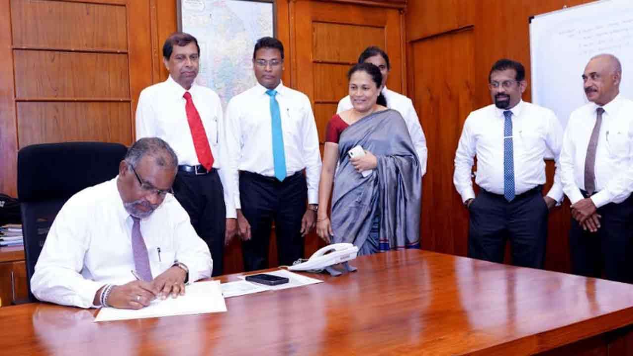 மீண்டும் பணியைத் தொடங்கிய மகிந்த சிறிவர்தன