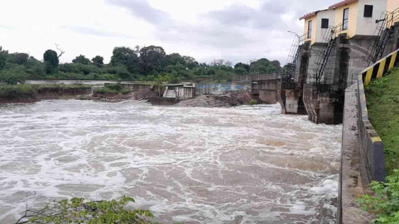 பேராறு வான் கதவுகள் திறப்பு  