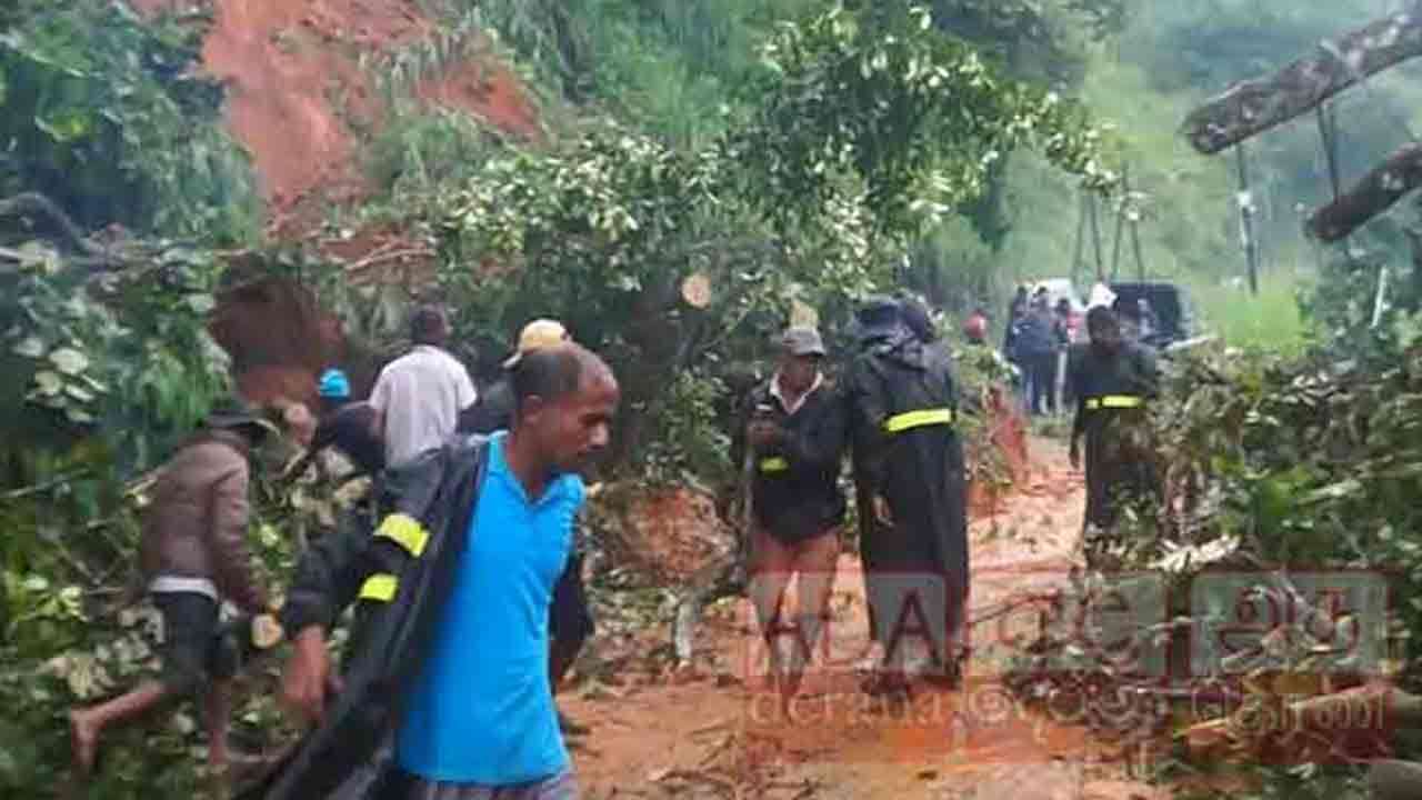 நாவலப்பிட்டி - தொலஸ்பாகே வீதியில் மண்சரிவு!