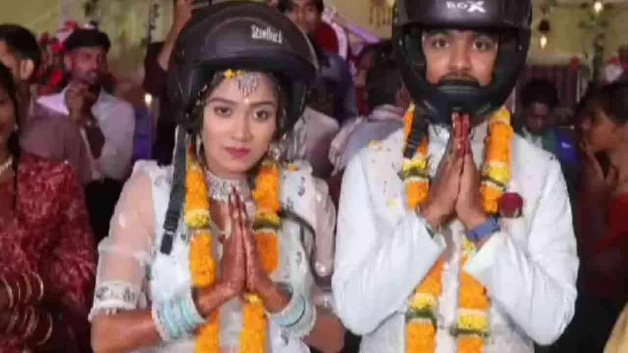 ஹெல்மெட்டை மாற்றி திருமணம் செய்துகொண்ட மணமக்கள்