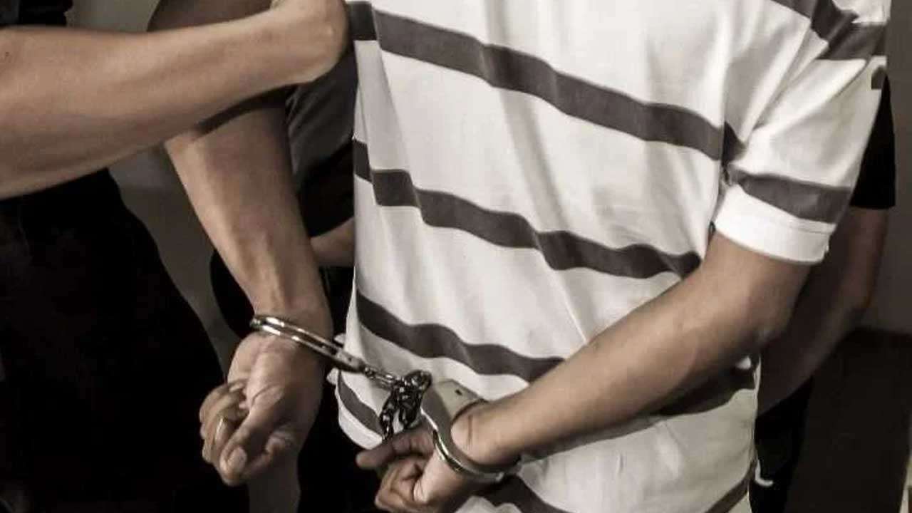 தொல்பொருள் அகழ்வில் ஈடுபட்ட  3 பேர் கைது