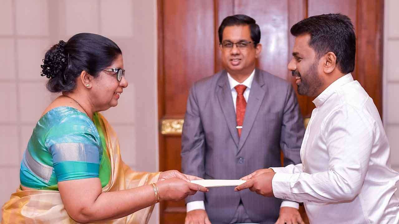 புதிய பிரதம நீதியரசராக  முர்து பெர்னாண்டோ சத்தியப்பிரமாணம்