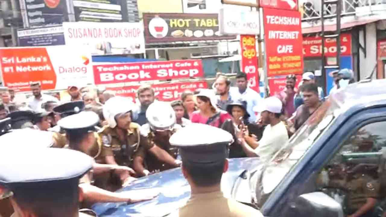 இசுருபாய ஆர்ப்பாட்டம் - காயமடைந்த பொலிஸ் உத்தியோகத்தர் ICUவுக்கு மாற்றம்