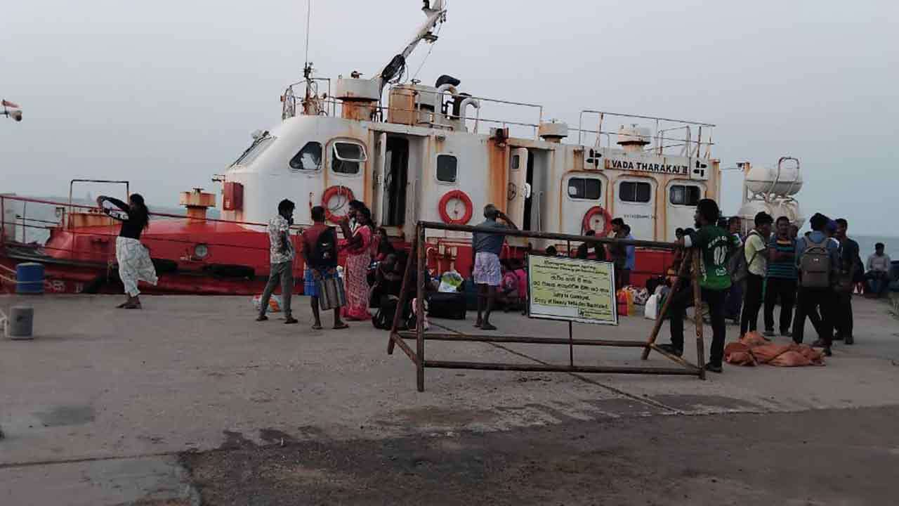 நெடுந்தீவை சென்றடைந்த பயணிகள்