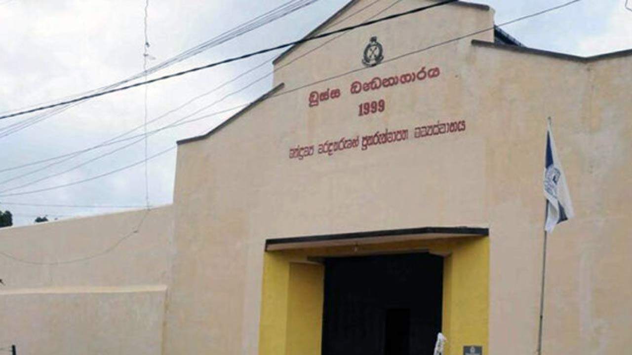 புஸ்ஸ சிறைச்சாலை வளாகத்தில் தொலைபேசி உபகரணங்கள்