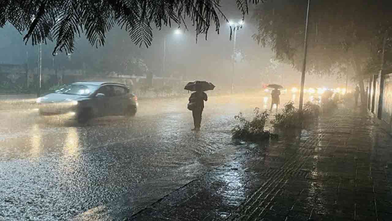 மாலை அல்லது இரவில் மழை