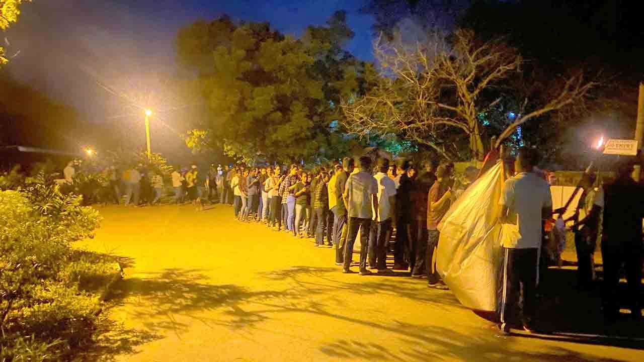 தென்கிழக்கு பல்கலைக்கழக மாணவர்கள் திடீர் போராட்டம்!