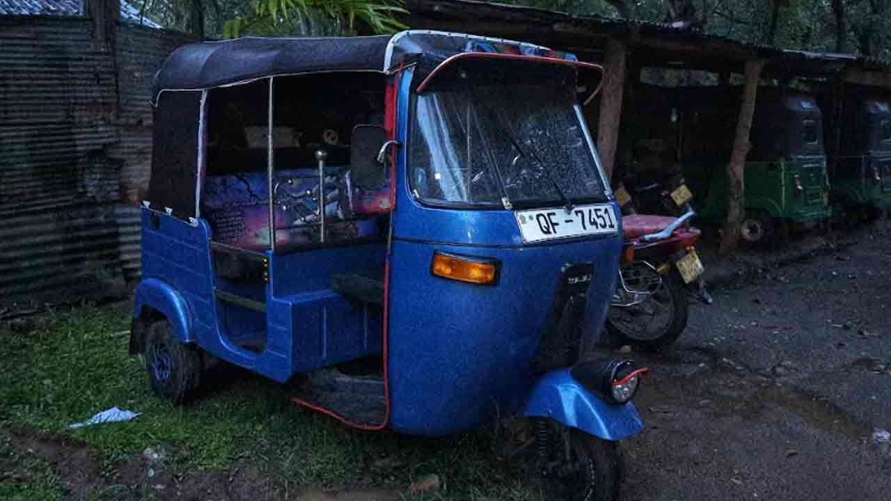நீல நிறமாக மாறிய சிவப்பு முச்சக்கரவண்டி!