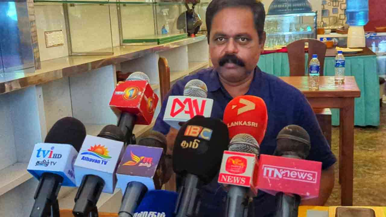 அரச உத்தியோகத்தர்களுடன் அணுகுவதற்கு முறையுள்ளது!