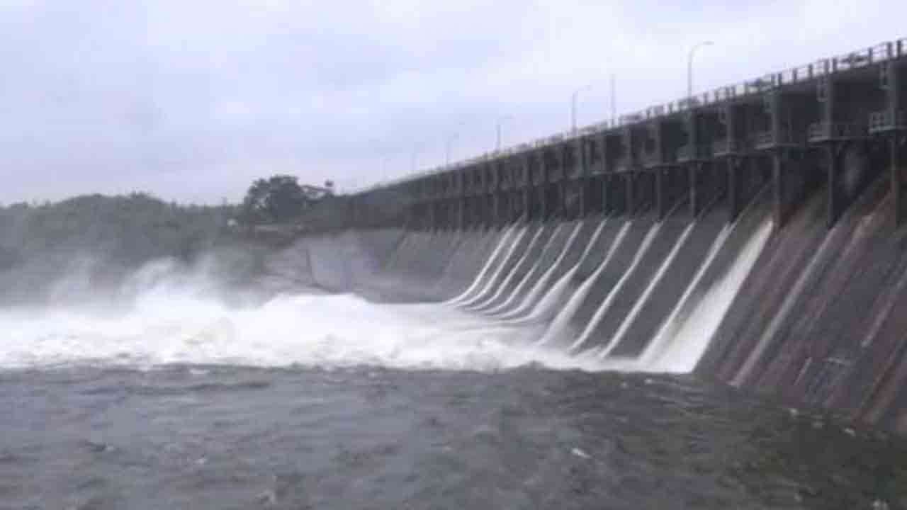 இரண்டு நீர்த்தேக்கங்களின் வான் கதவுகள் திறப்பு