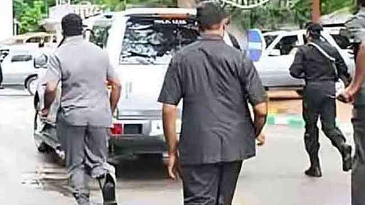 முன்னாள் ஜனாதிபதிகளின் முப்படை பாதுகாப்பை நீக்க நடவடிக்கை