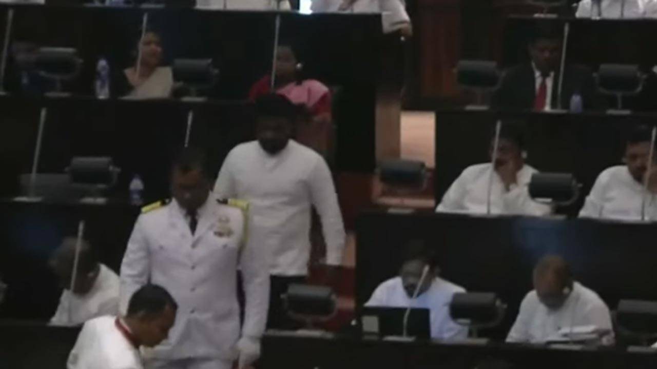ஜனாதிபதி பாராளுமன்றம் வருகை