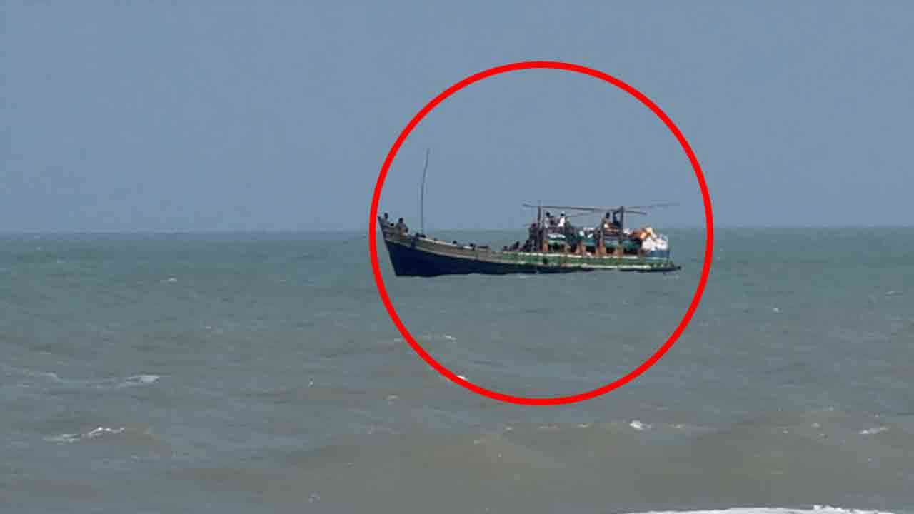 கரை ஒதுங்கிய வெளிநாட்டு பயணிகள் நாட்டுப்படகு!