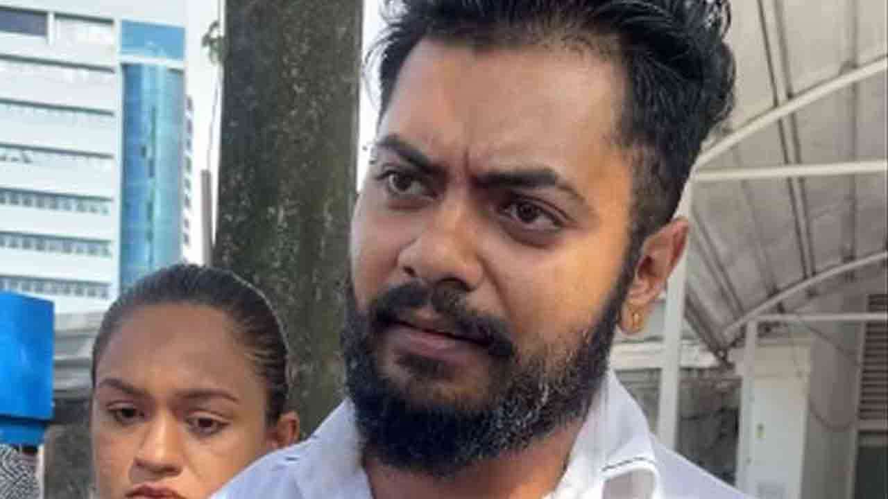 எழுத்தாளர் கைது - பொலிஸ் அதிகாரிகள் இடமாற்றம்
