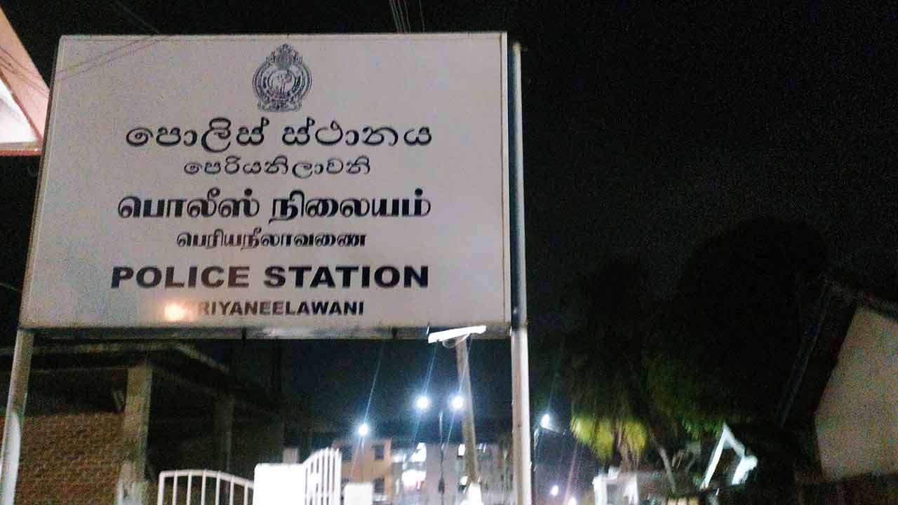 பொலிஸ் நிலையத்தில் வைத்து பொலிஸ் அதிகாரியை தாக்கிய கும்பல்!