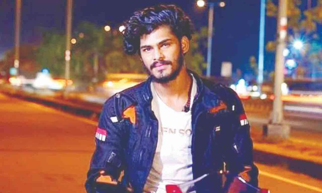  கையில் பாம்புடன் வீடியோ : மீண்டும் சர்ச்சை!