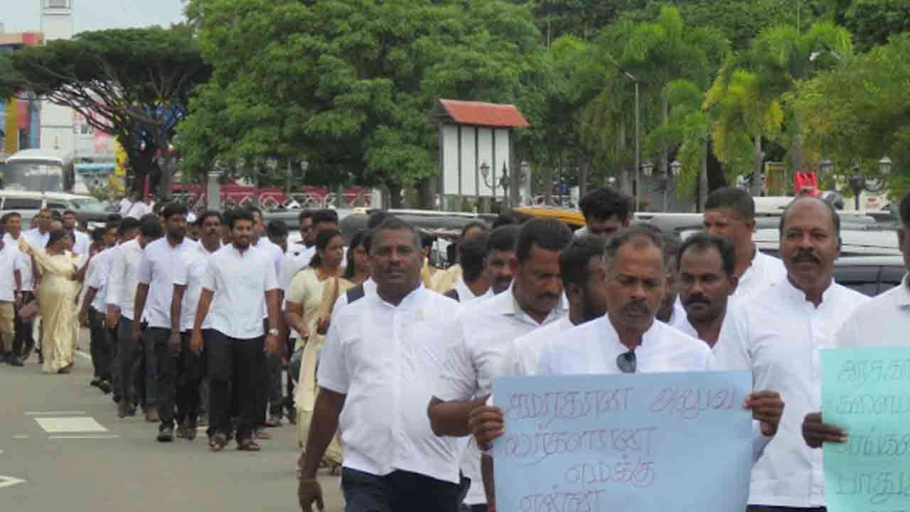 கிராம உத்தியோகத்தர்கள் சுகயீன விடுமுறையுடன் ஆர்ப்பாட்டம்!