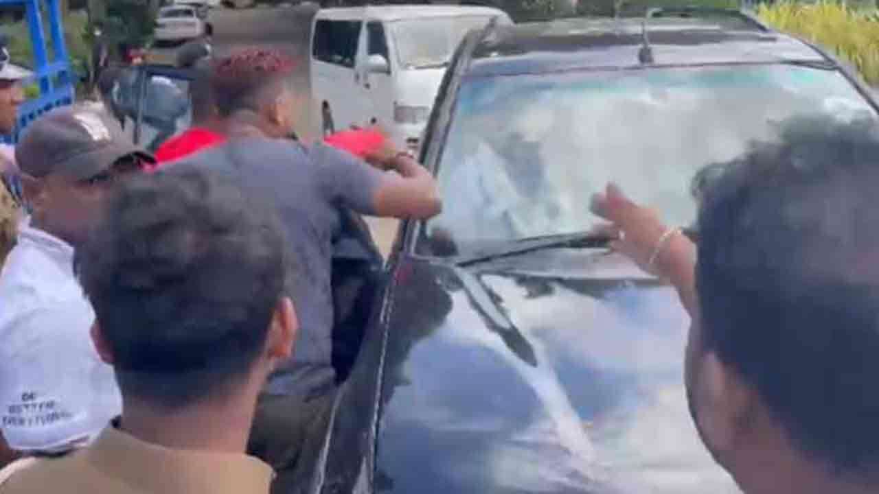 தேசிய மக்கள் சக்தி எம்.பிக்கு எதிராக திரண்ட மக்கள்!