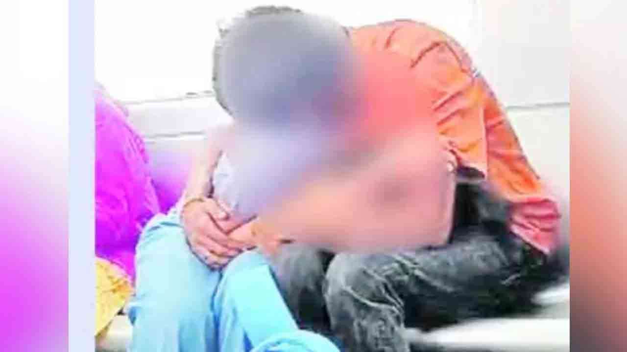 ரயில் நிலையத்தில் காதல் ஜோடி முத்தமழை