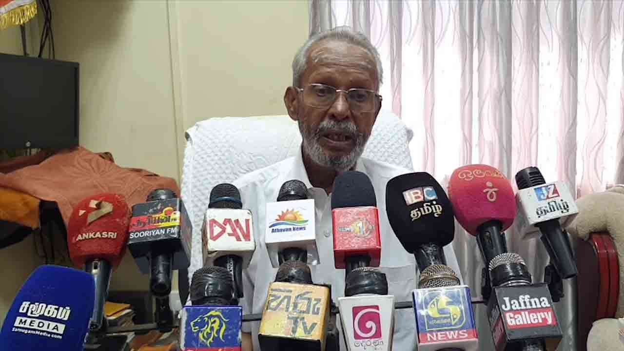 புதியவர்கள் பயணிப்பதற்கு பின் நிற்கிறார்கள்!