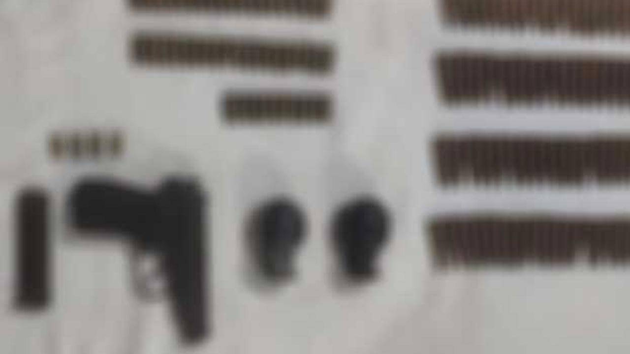 கைத்துப்பாக்கி மற்றும் தோட்டாக்களுடன் இருவர் கைது