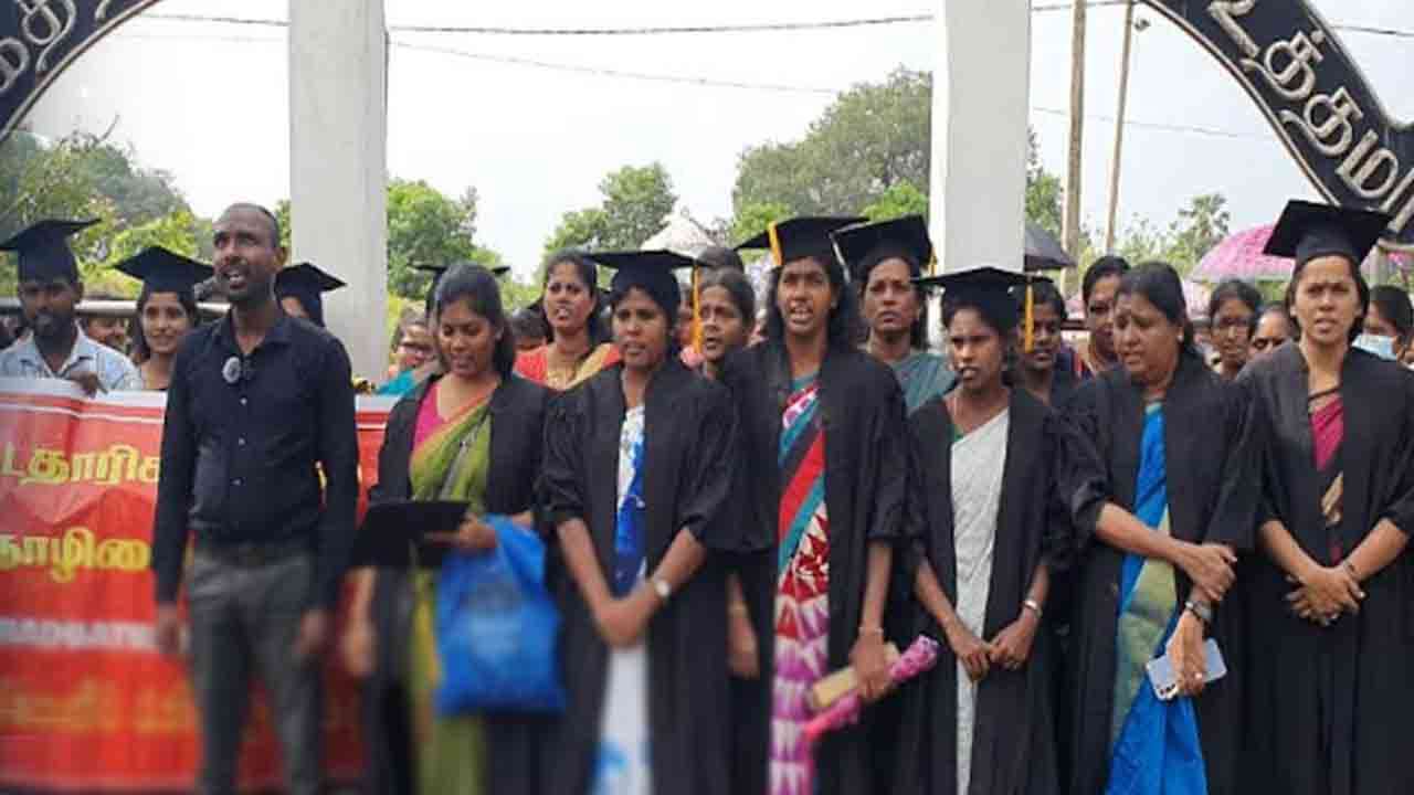 பட்டதாரிகளின் விசித்திரமான போராட்டம்