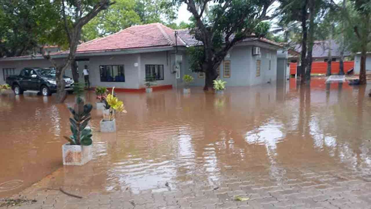 வவுனியா குடிவரவு பிராந்திய அலுவலகத்தில் வெள்ளம்