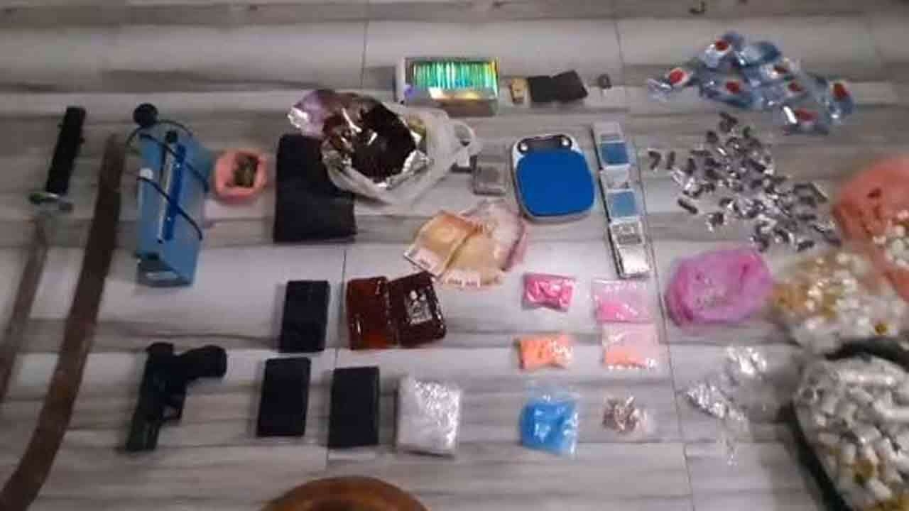 போதைப்பொருள் மற்றும் ஆயுதங்களுடன் நபரொருவர் கைது