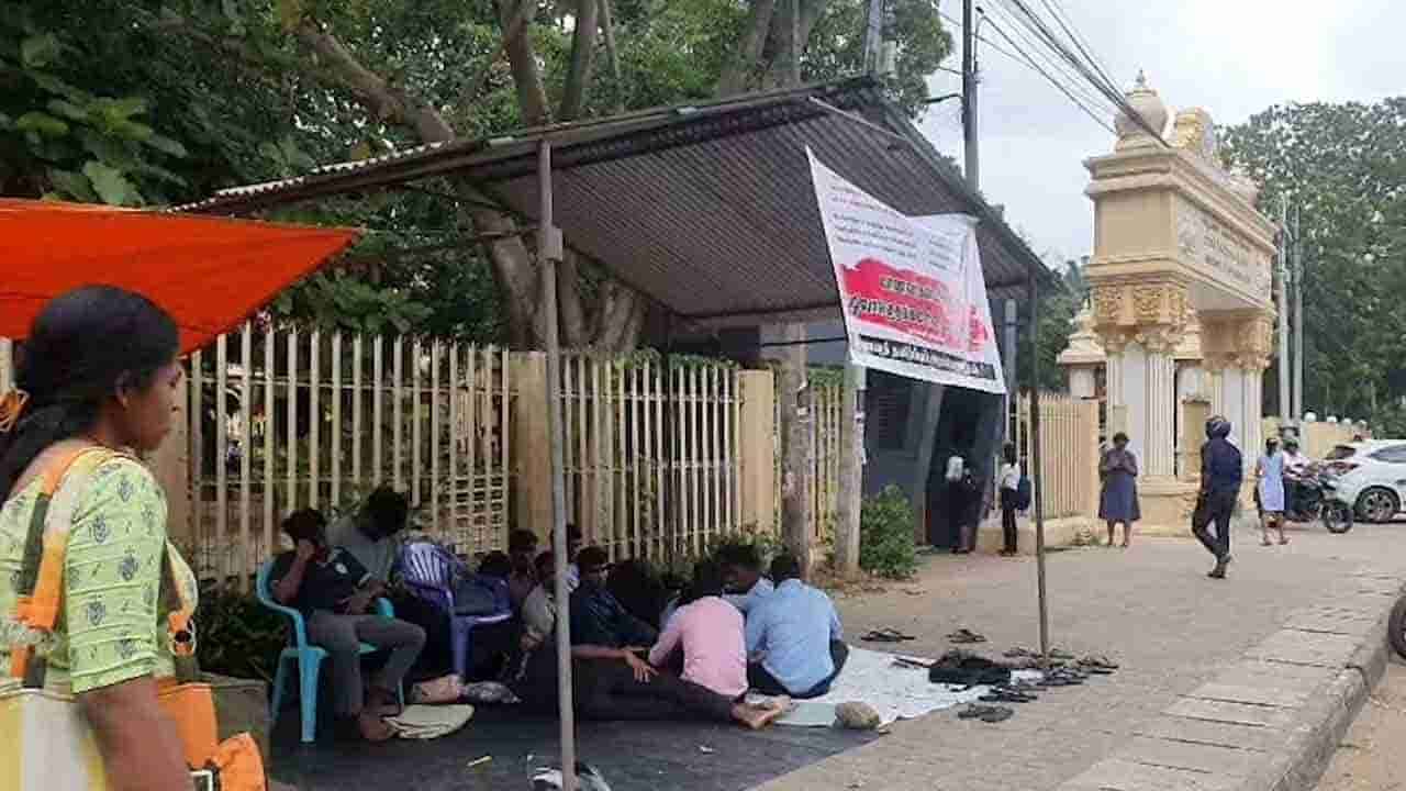 பல்கலைக்கழக மாணவர்கள் உண்ணாவிரதப் போராட்டம்