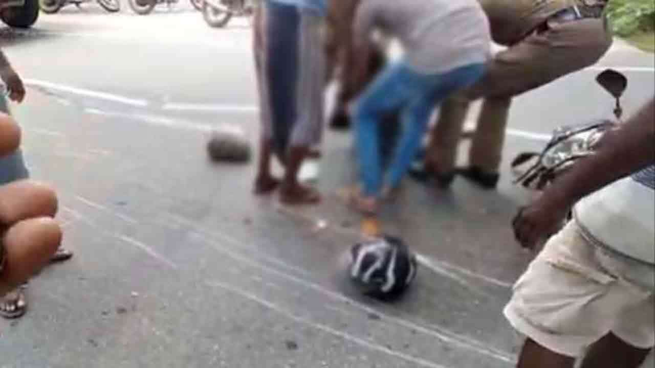 மோட்டார் சைக்கிள் சக்கரத்தில் சேலை சிக்கி விபத்து - பெண் பலியான சோகம்