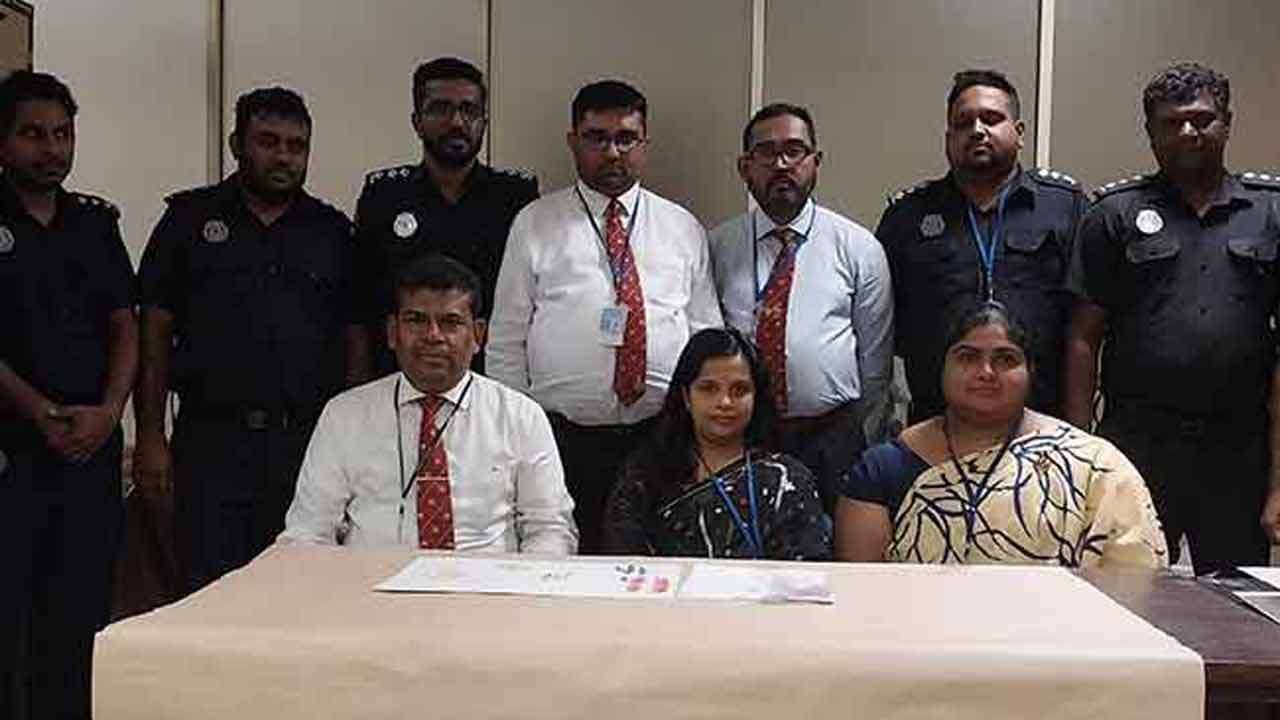 ஆசனவாயில் மறைத்து வைத்து கடத்தப்பட்ட 54 இரத்தினக் கற்கள் 