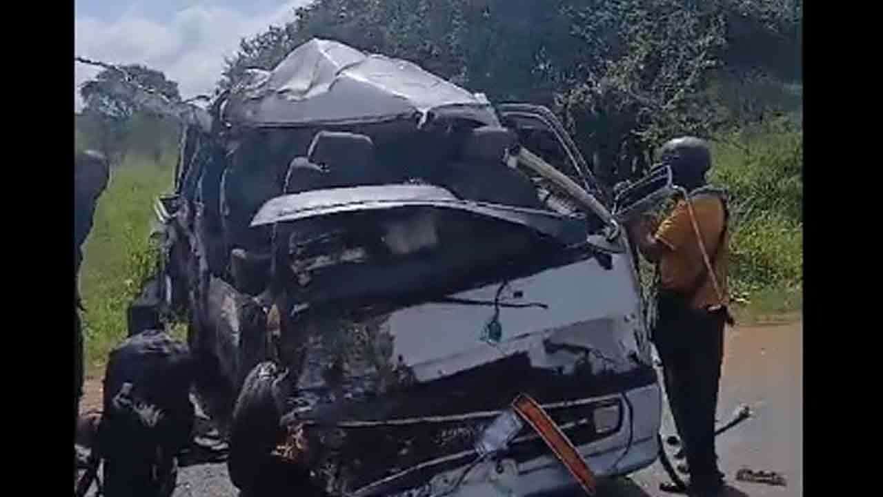 பேருந்தும் வேனும் மோதி கோர விபத்து - இருவர் பலி