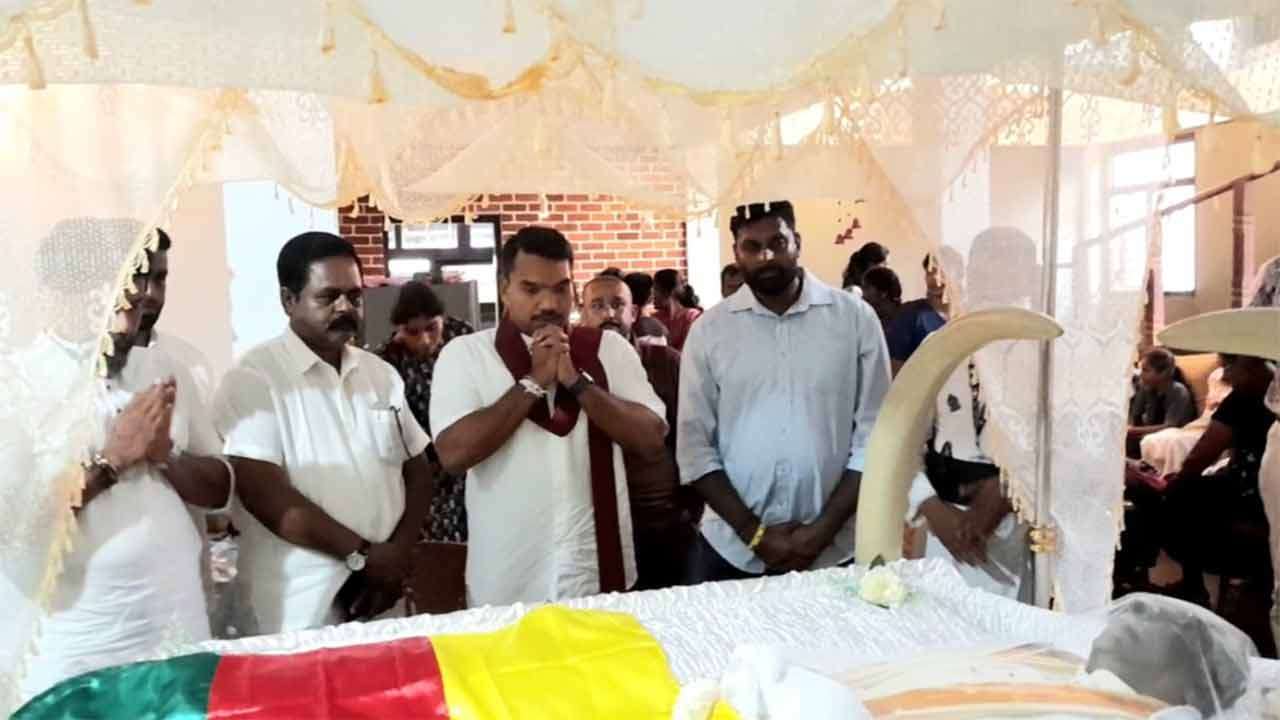 மாவைக்கு அஞ்சலி செலுத்திய நாமல் ராஜபக்ச 