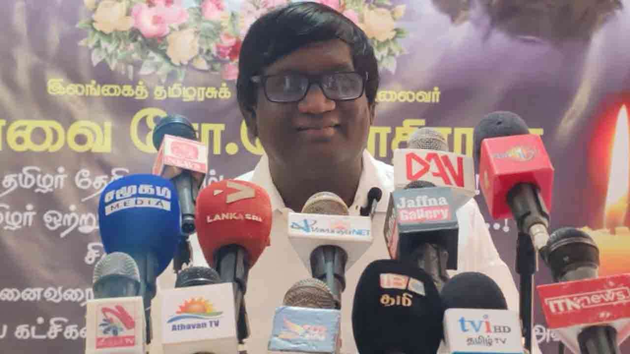 கட்சியை காப்பாற்ற மும்மூர்த்திகள் பதவி விலக வேண்டும்