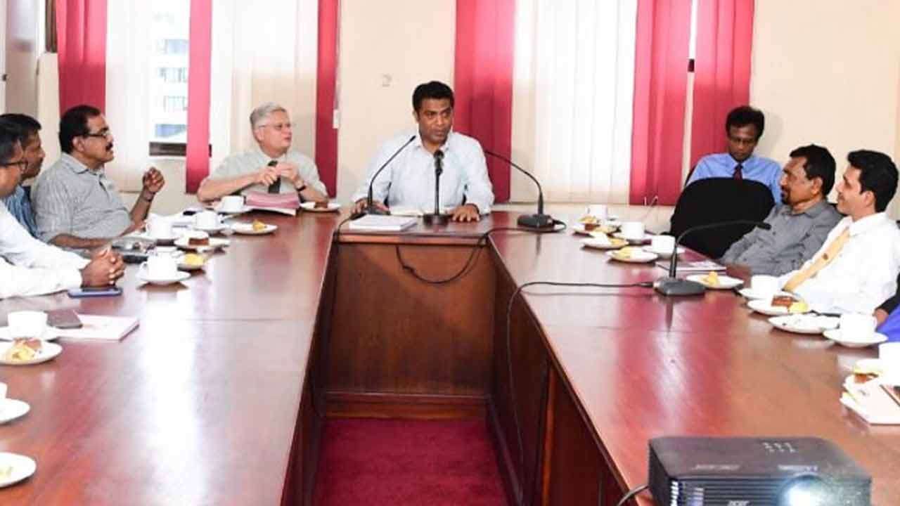 ஆயுர்வேத அழகுசாதனப் பொருட்கள் தொடர்பில் சுகாதார அமைச்சர் அறிவுறுத்தல்