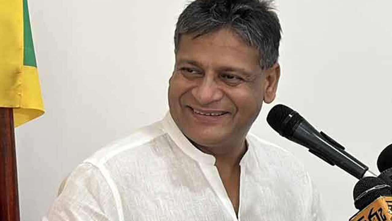 புதிய வழியில் சிந்திக்கக்கூடிய இளைஞர்களுடன் நாம் முன்நோக்கி செல்ல வேண்டும்