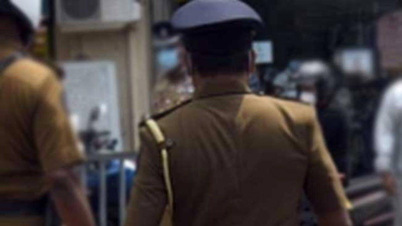 4 பொலிஸ் அதிகாரிகள் பணிநீக்கம்