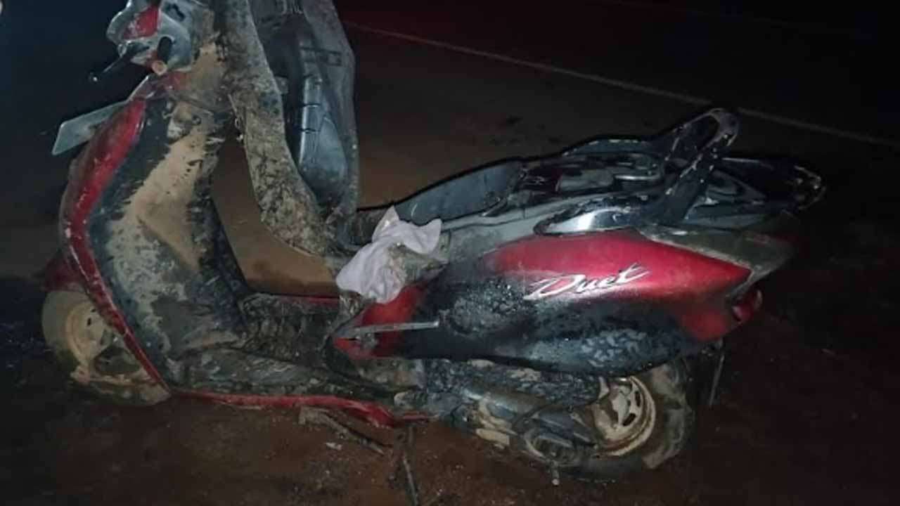 திடீரென தீப்பற்றி எரிந்த மோட்டார் சைக்கிள்