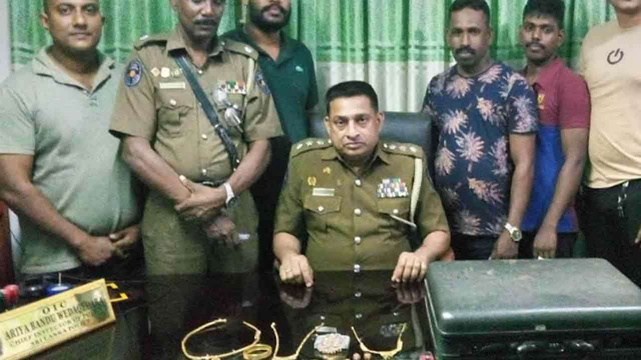 வீடொன்றில் நகைகளை திருடிய 4 இளைஞர்கள் கைது