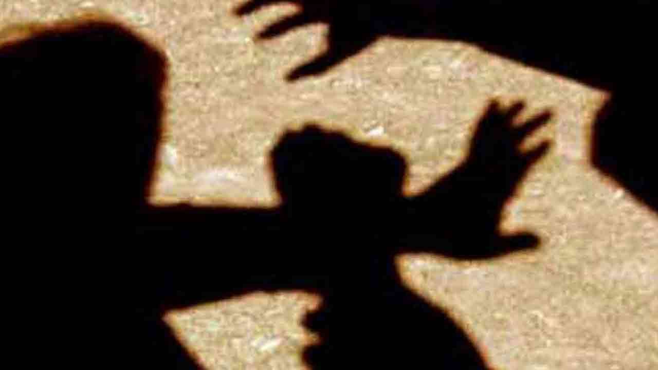 இரு தரப்பினருக்கு இடையே மோதல் - இருவர் காயம்