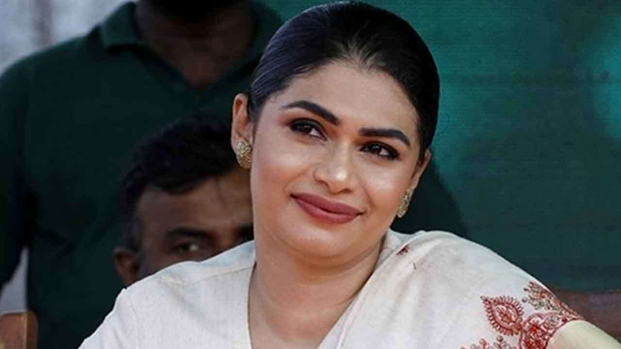 ஹிருணிகாவிற்கு பிடியாணை