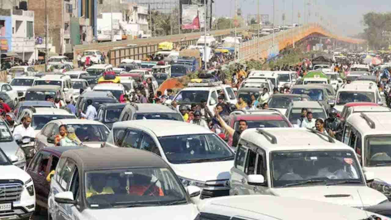 300 கி.மீ. தூரம் வரிசை கட்டிய வாகனங்கள்!